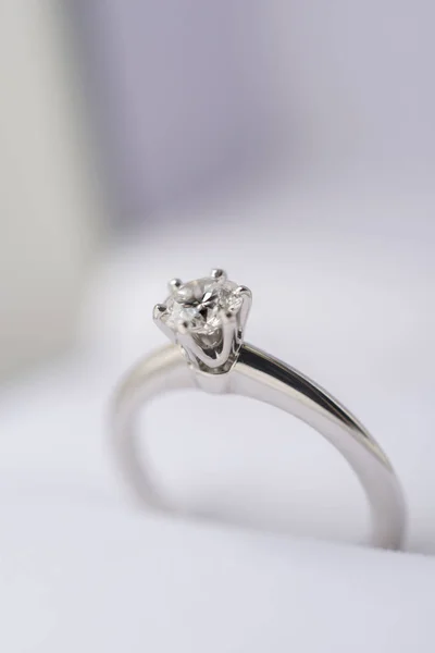 아름 다운 빛나는 다이아몬드 결혼 반지 — 스톡 사진
