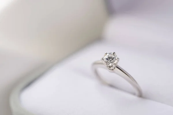 Bela brilhante anel de casamento de diamante — Fotografia de Stock