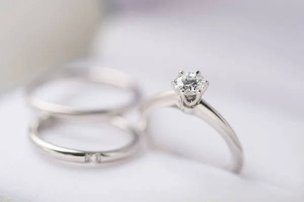 Hermoso anillo de boda brillante diamante — Foto de Stock