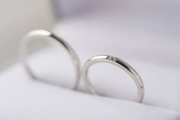 Hermoso anillo de boda brillante diamante — Foto de Stock