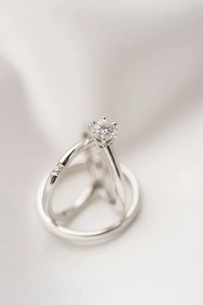 Belle bague de mariage diamant brillant — Photo