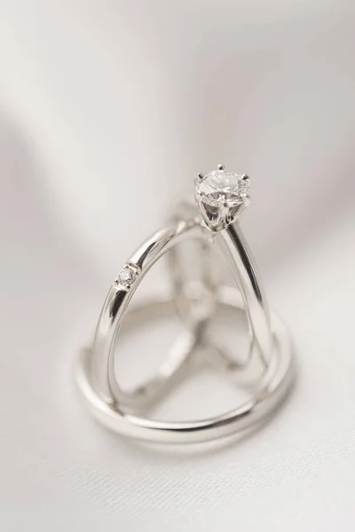 美しい鮮やかなダイヤモンドの結婚指輪 — ストック写真