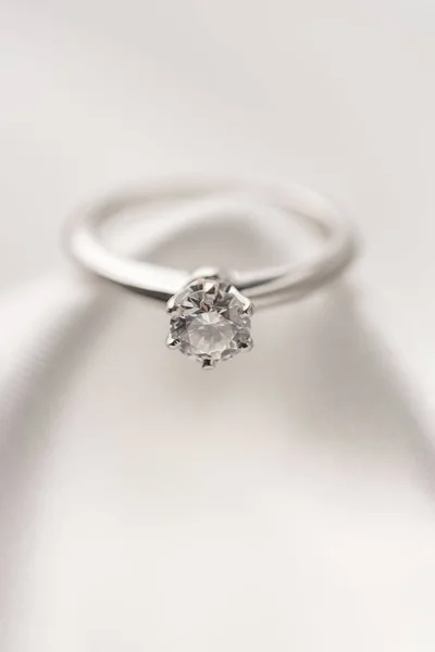Όμορφη λαμπρό διαμάντι δαχτυλίδι γάμου — Φωτογραφία Αρχείου