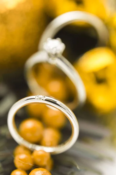 Hermoso anillo de boda brillante diamante — Foto de Stock