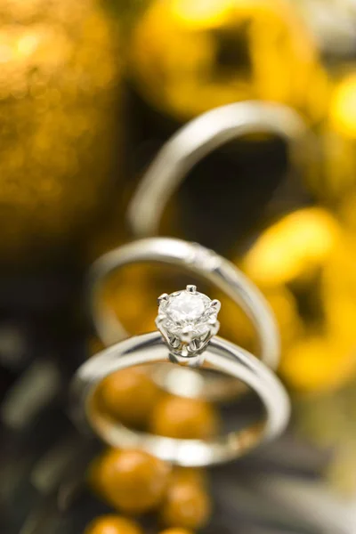 Hermoso anillo de boda brillante diamante — Foto de Stock