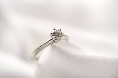 Güzel parlak elmas alyans