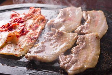 Kore pişmiş domuz eti yemekleri