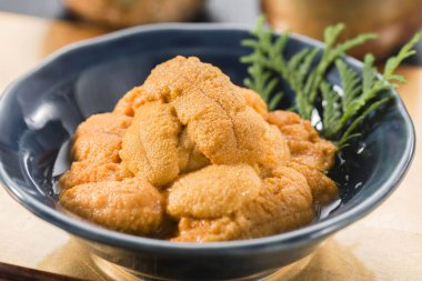Japon lezzetli deniz kestanesi yemek