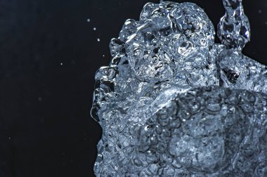 Cam içine su koyarak an