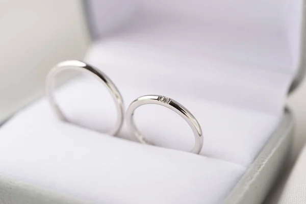 Όμορφη λαμπρό διαμάντι δαχτυλίδι γάμου — Φωτογραφία Αρχείου