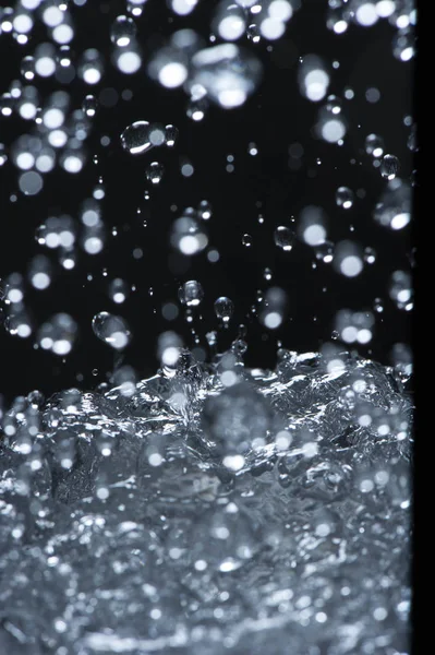 Der Moment, in dem Wasser ins Glas gegeben wird — Stockfoto