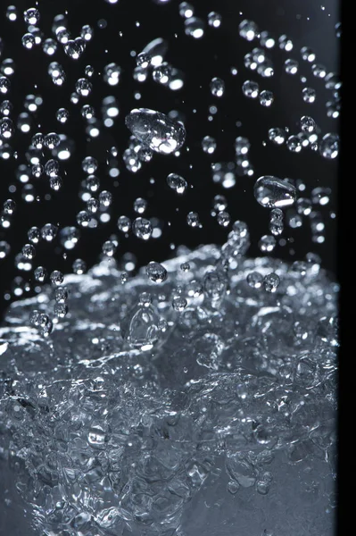 Der Moment, in dem Wasser ins Glas gegeben wird — Stockfoto