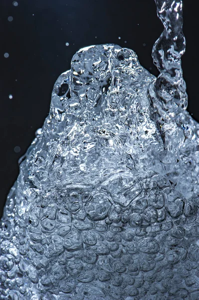 유리에 물을 퍼 팅의 순간 — 스톡 사진