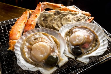 Taze ve lezzetli deniz tarağı yemekleri.