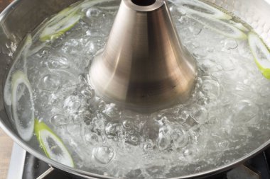 Bir tencerede kaynatın su