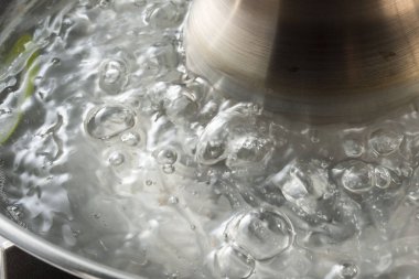 Bir tencerede kaynatın su