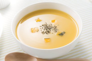 Taze hazırlanmış lezzetli mısır çorbası na kruton ve maydanoz koyun