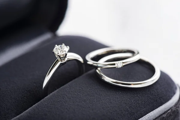 Belle bague de mariage en diamant — Photo