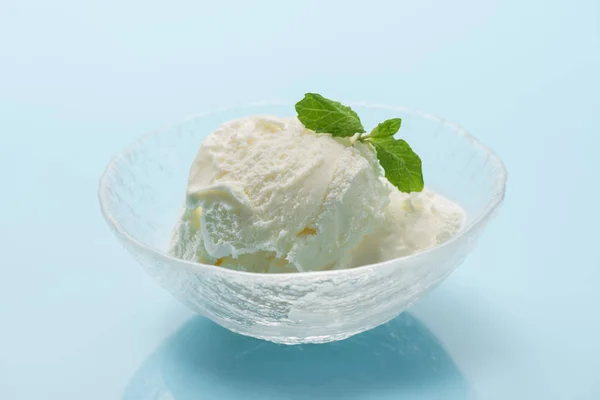 Холодное ванильное мороженое — стоковое фото