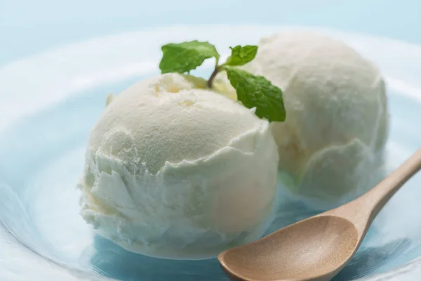 Cold vanilla delicious ice cream — Stock Photo, Image