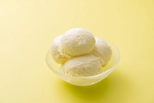 Gelato freddo alla vaniglia delizioso — Foto Stock