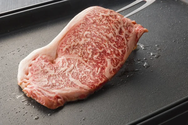 Hornear delicioso bistec de carne — Foto de Stock