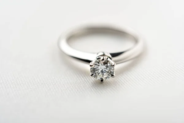 Belle bague de mariage en diamant — Photo