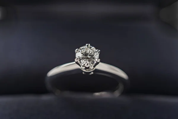 Hermoso anillo de boda de diamantes — Foto de Stock