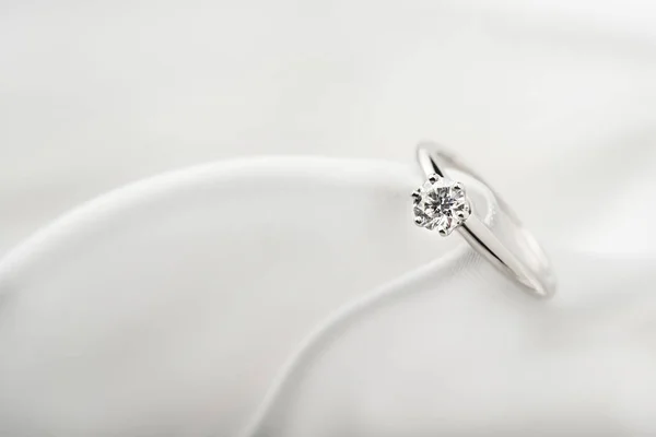 美丽的钻石结婚戒指 — 图库照片