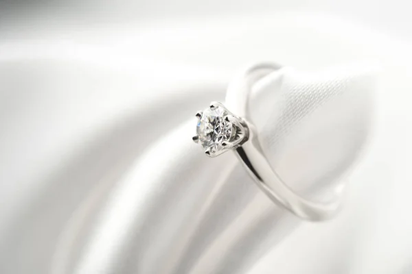 Belle bague de mariage en diamant — Photo