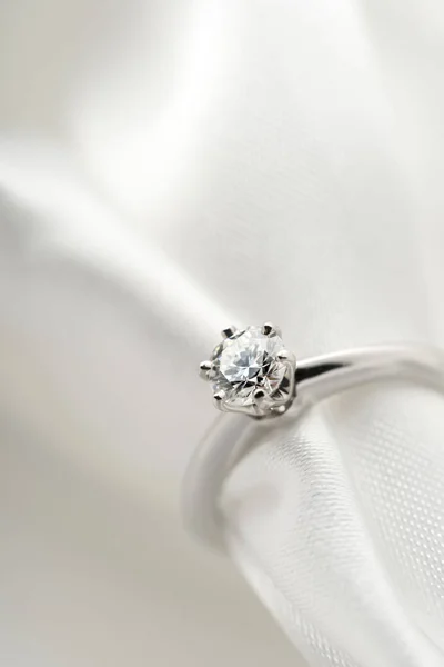 美しいダイヤモンドの結婚指輪 — ストック写真
