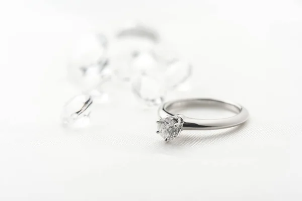 Belle bague de mariage en diamant — Photo