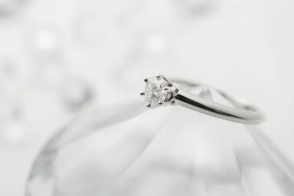 Красиве діамантове весільне кільце — стокове фото