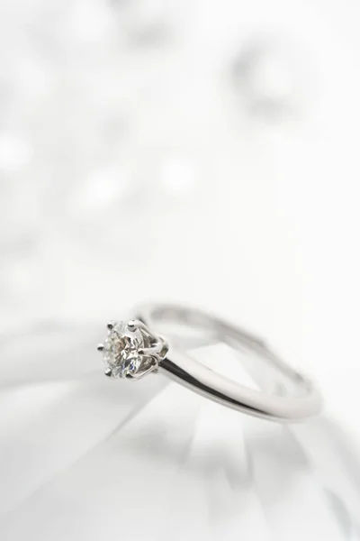 Belle bague de mariage en diamant — Photo