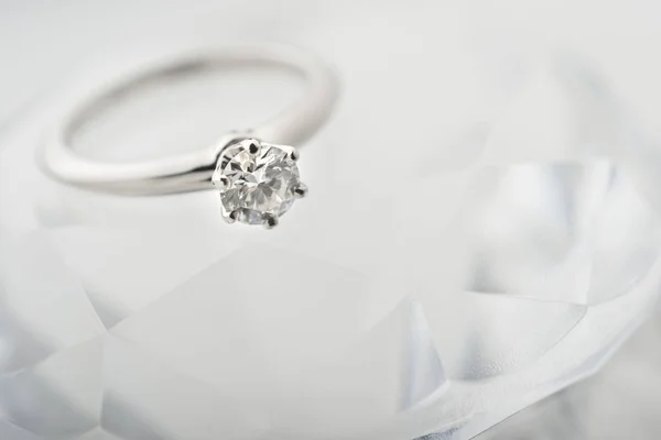 Belle bague de mariage en diamant — Photo