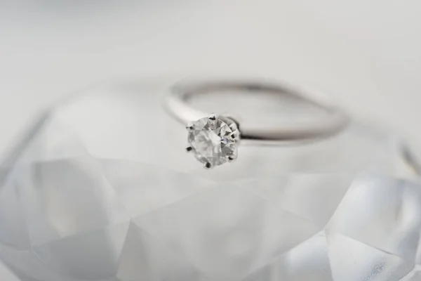 Hermoso anillo de boda de diamantes — Foto de Stock