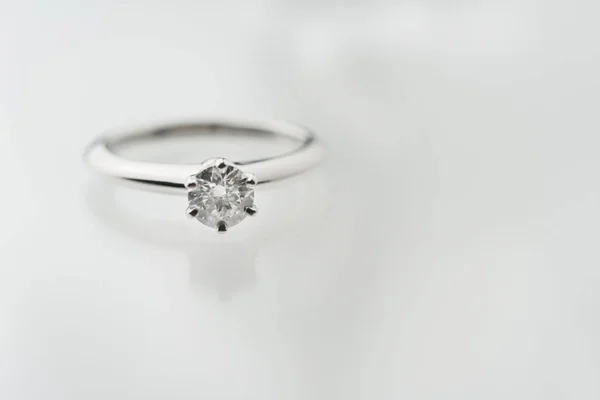 美しいダイヤモンドの結婚指輪 — ストック写真