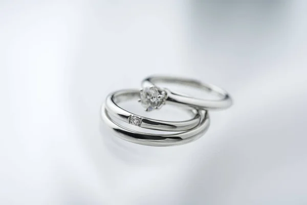 Belle bague de mariage en diamant — Photo