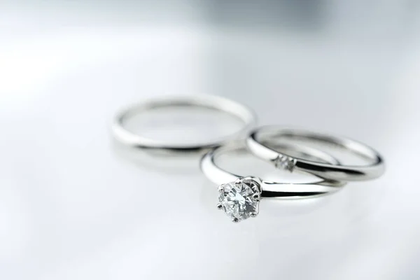 Belle bague de mariage en diamant — Photo