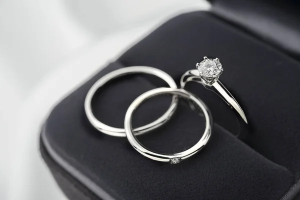 Όμορφη διαμαντένιο δαχτυλίδι γάμου — Φωτογραφία Αρχείου