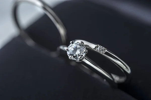 Belle bague de mariage en diamant — Photo