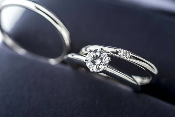 Belle bague de mariage en diamant — Photo