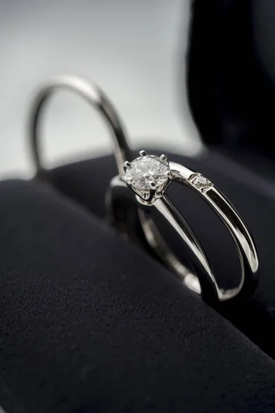 Όμορφη διαμαντένιο δαχτυλίδι γάμου — Φωτογραφία Αρχείου
