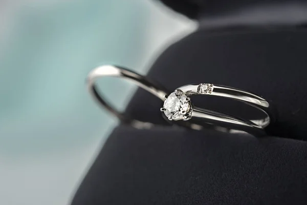 Belo anel de casamento de diamante — Fotografia de Stock