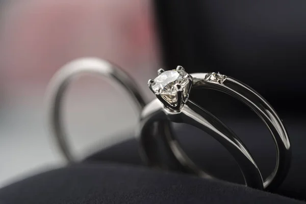 Hermoso anillo de boda de diamantes — Foto de Stock