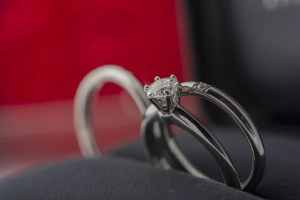 Красивое бриллиантовое кольцо — стоковое фото