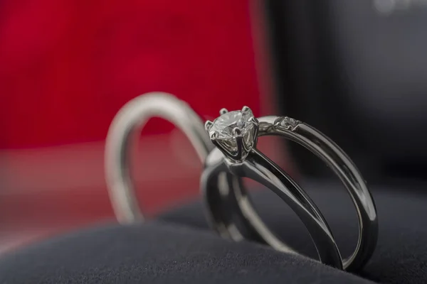 Hermoso anillo de boda de diamantes — Foto de Stock