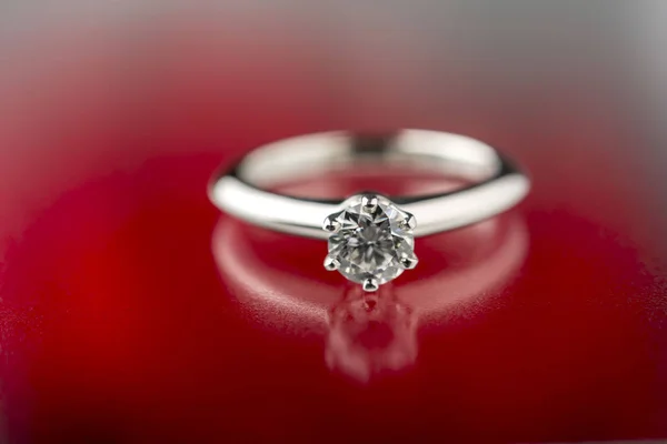 Belo anel de casamento de diamante — Fotografia de Stock