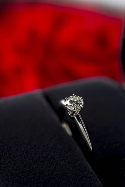 Красивое бриллиантовое кольцо — стоковое фото