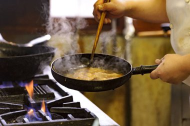 Bir şef mutfakta aşçılar